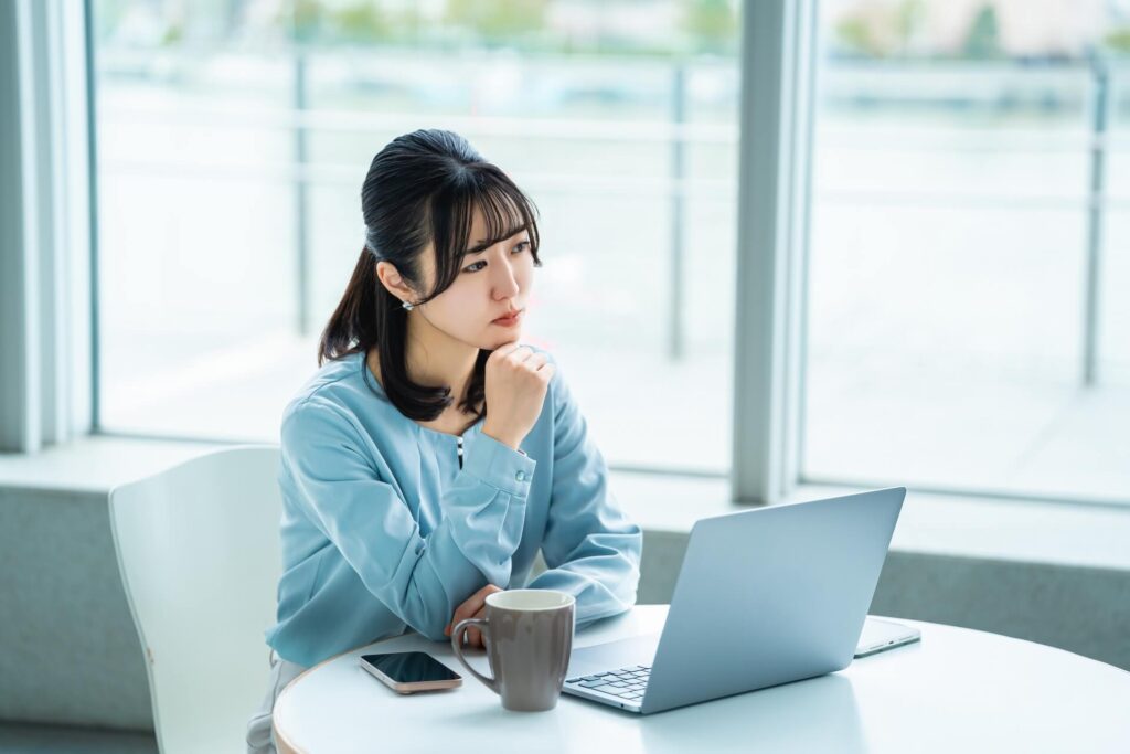 悩む女性のイメージ