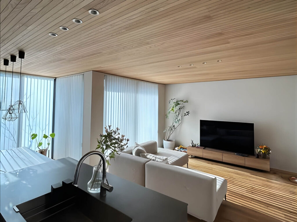 ▲リビングのドアを開けると、空間に広がる圧巻の木天井。住友林業「らしさ」が感じられます。
