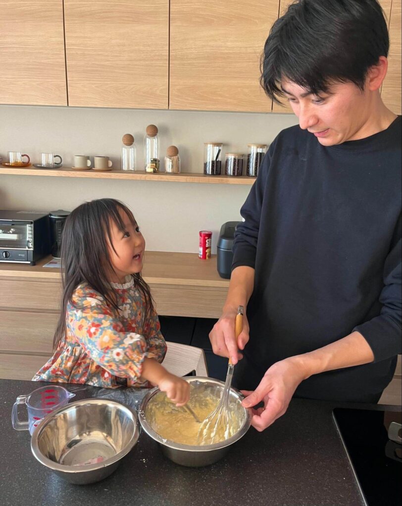 ▲ご主人と娘さんのパンケーキづくり。幸せな空気感に満ちたご家族でした。　
