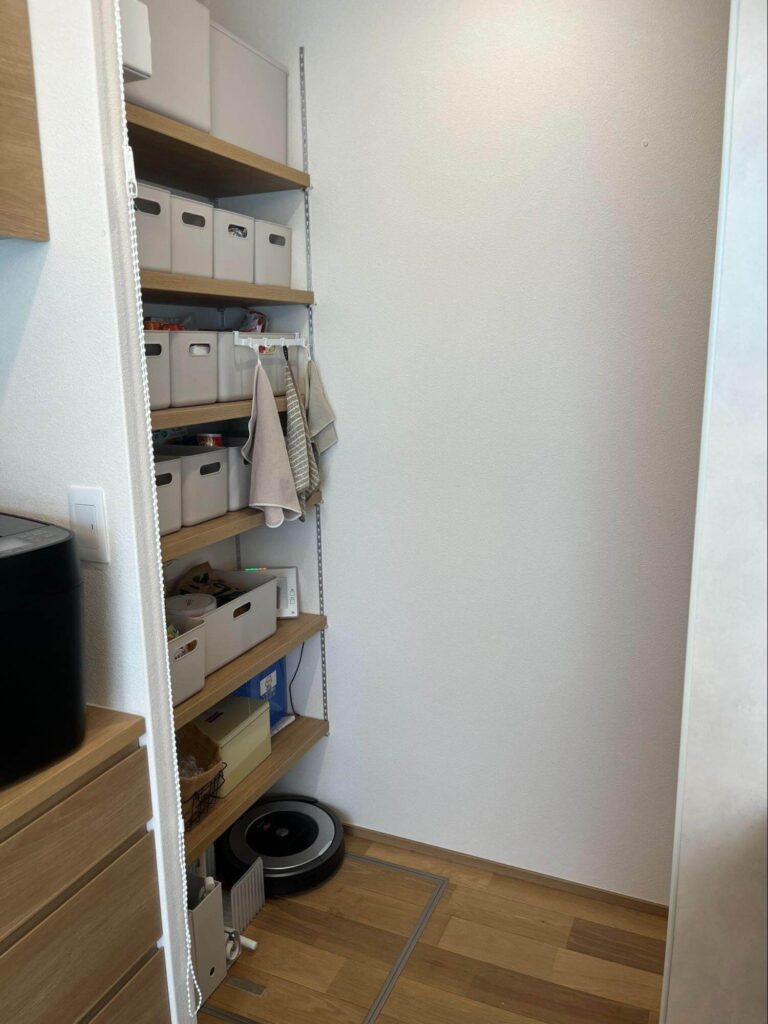 ▲キッチン横のパントリー。快適な調理動線で、ストレスなく料理をつくれます。
