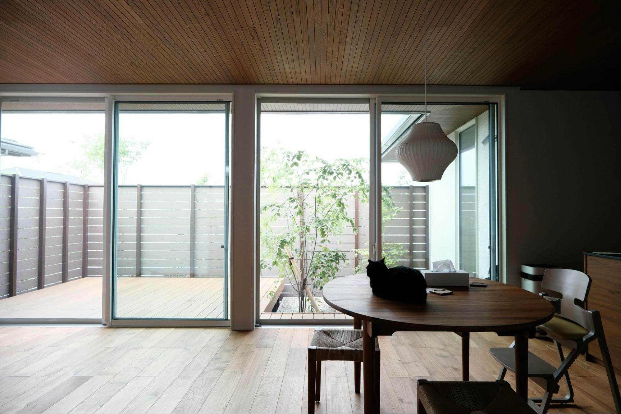 リビングとウッドデッキの境目が曖昧になる工夫