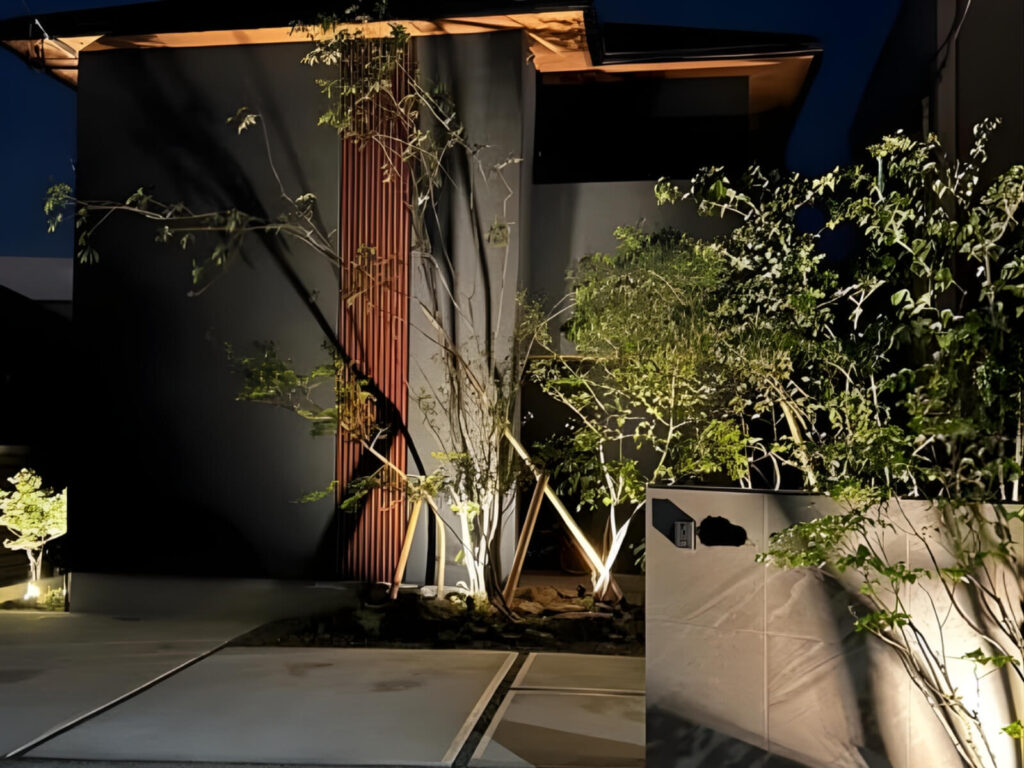 ▲ライトアップされた植栽。樹影が外壁に描かれ、幻想的な外観に。
