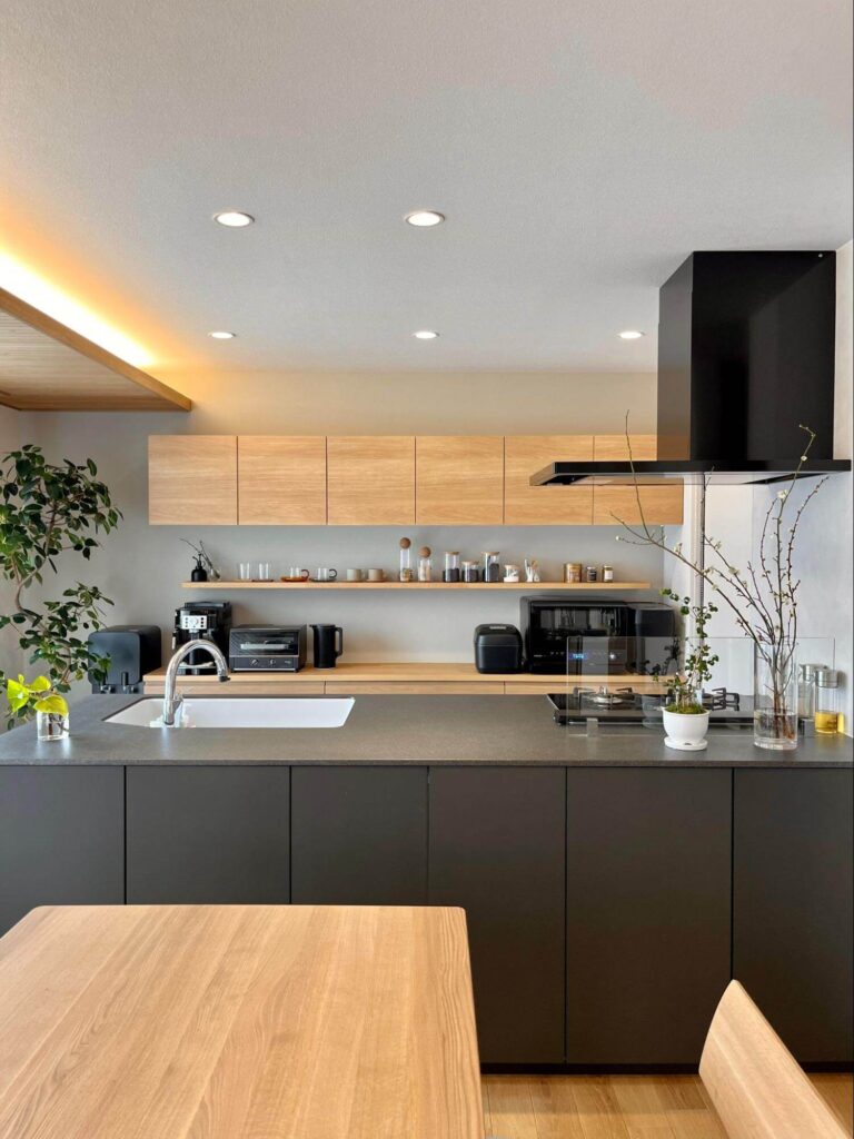 ▲おしゃれで洗練されたキッチン。コンロ前のパネルが、リビングへの油汚れを防止。
