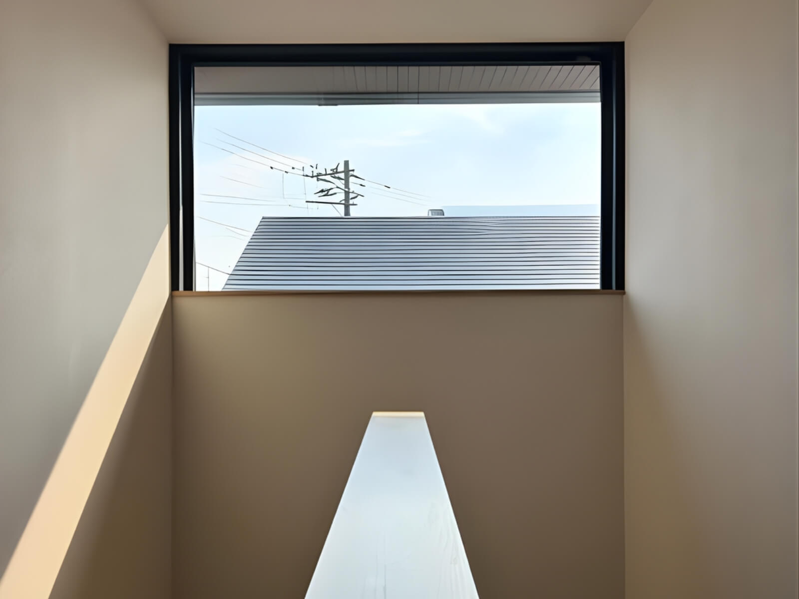 ▲来客者にも驚かれる、立派な高窓。こちらも窓周りのクロスは黒を採用。