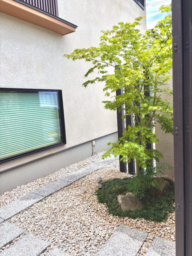 ▲アプローチ部分の植栽。秋には紅葉し、季節の移ろいを楽しめます。
