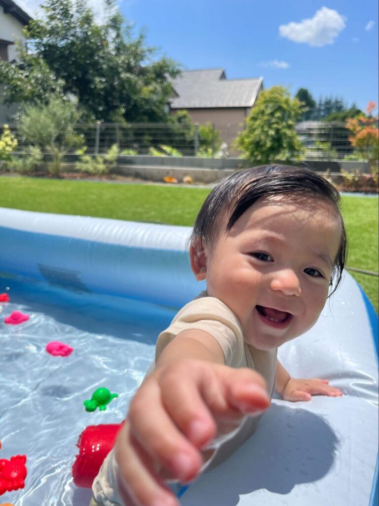▲思いっきりプール遊びができる、広いお庭。息子さんも嬉しそうです。
