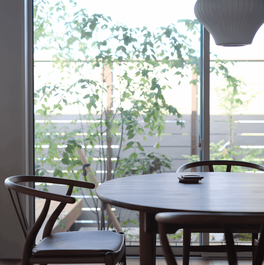 窓から穏やかな風が部屋をを包み込むリビング