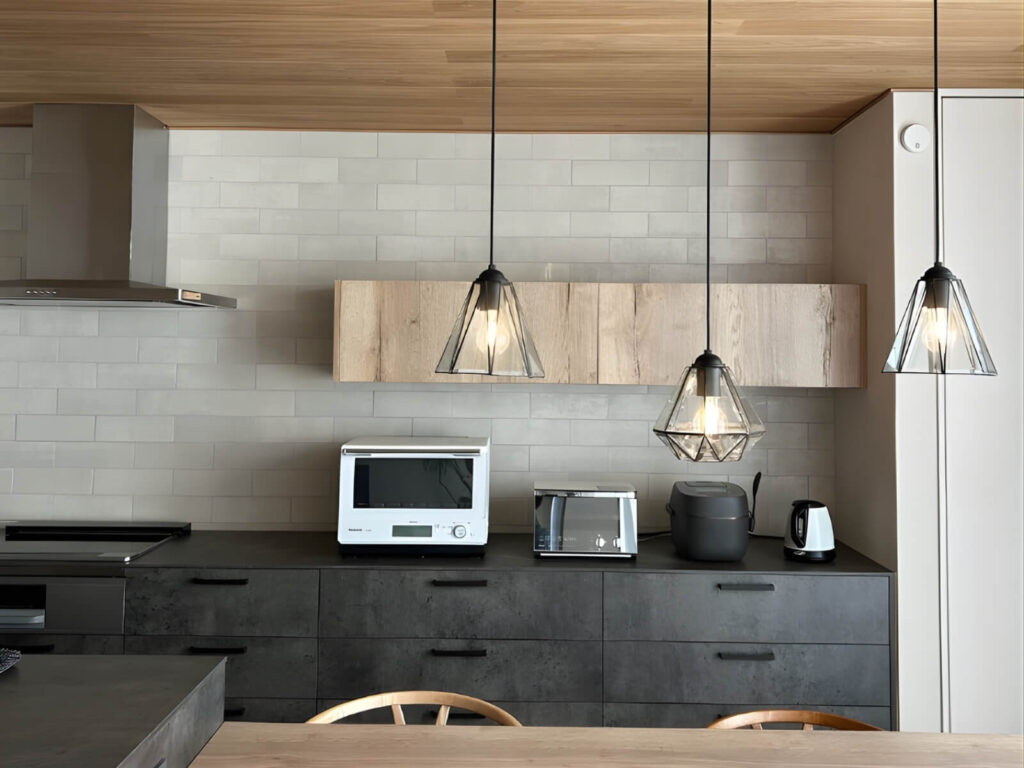 ▲キッチンの色の組み合わせは、来客者に褒められることも多いそう。奥さまのセンスが光ります。
