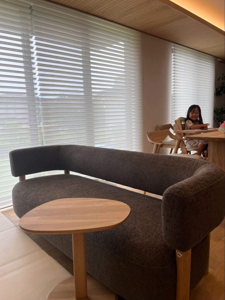 ▲計画的な予算配分でつくった、Kさん宅の憩いの場。後ろでは娘さんがにっこり。
