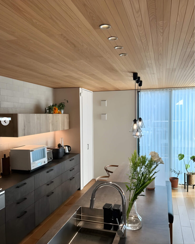 ▲キッチンタイルはLIXIL製。タイル同士を少しずらして貼る「馬踏み目地」を採用しています。
