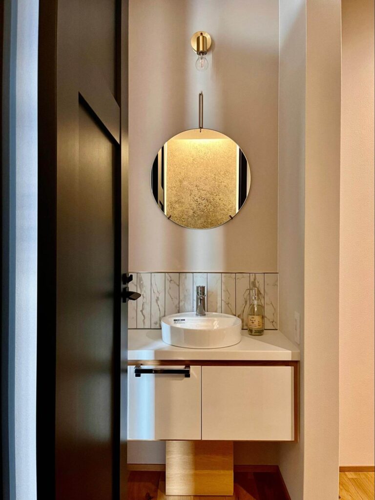 ▲今後のライフスタイルも考慮し設置した、ただいま手洗い。Tさんご家族の「こう暮らしたい」という思いを、住友林業がかたちにしました。
