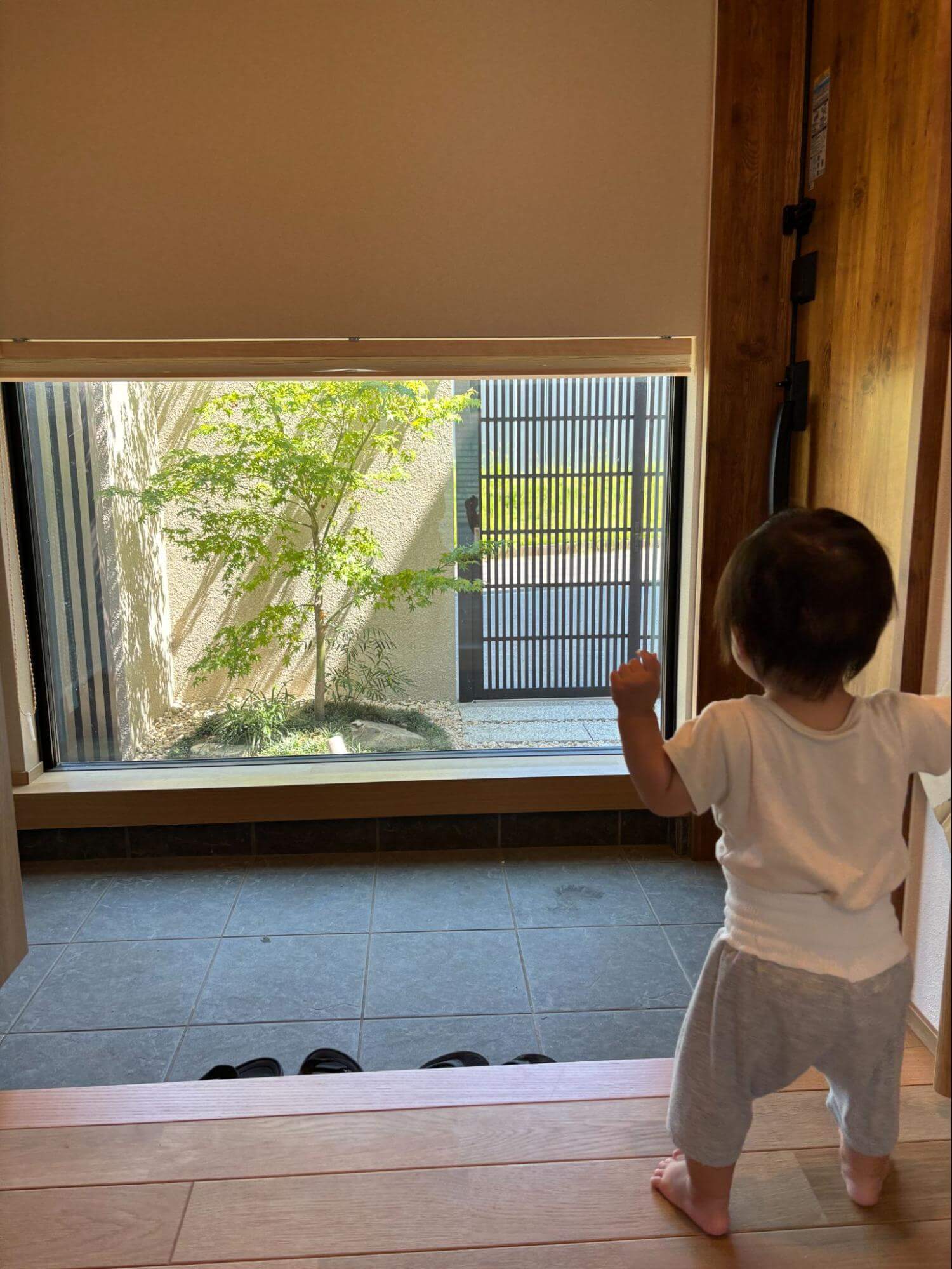 ▲玄関の地窓に映る植栽。旅館のような風景が、非日常感を演出しています。