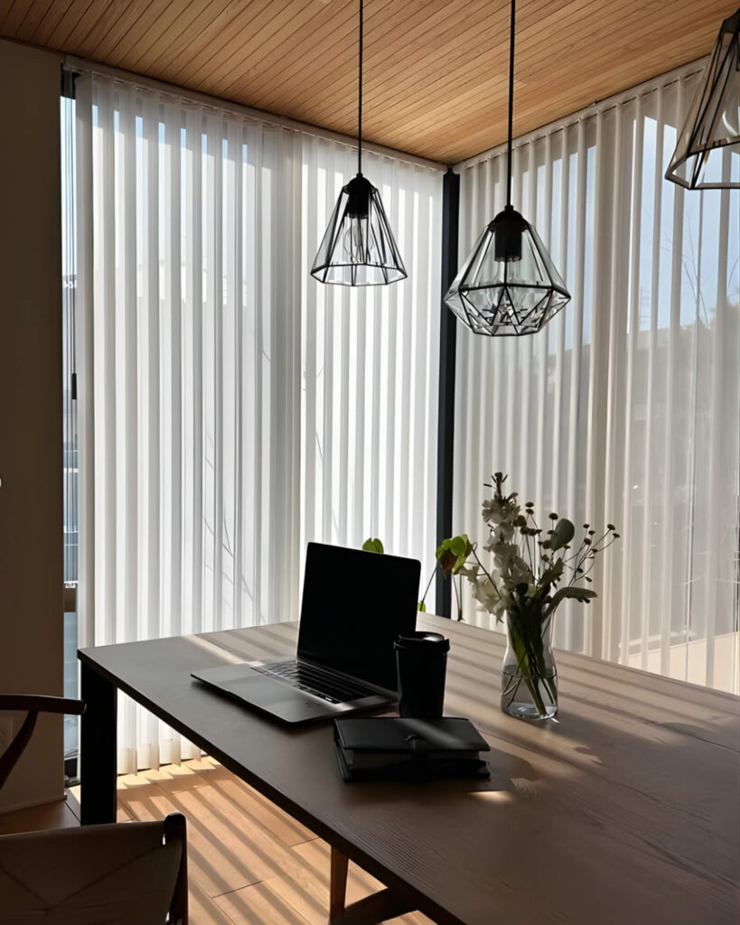 ▲「せっかく大きな窓があるのに、ブラインドで隠れるのはもったいない」と話すKさん。ウインドウアイテムの導入は、畳むときも計算に入れたほうが良さそうです。
