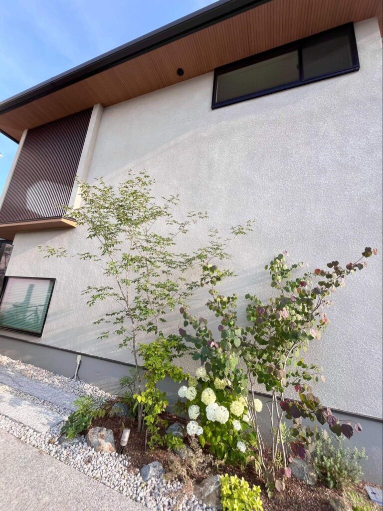 ▲上部の飾り格子は、門扉と調和。外壁のアクセントになっています。
