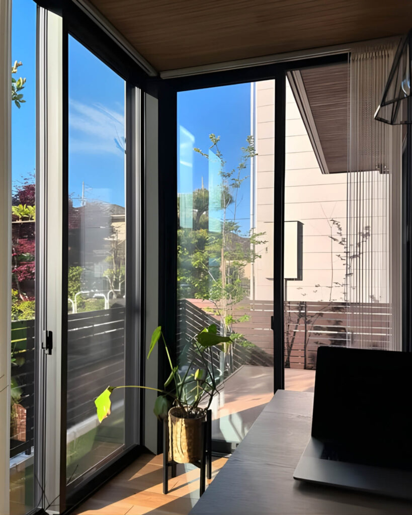 ▲黒のクロスを採用した窓周りのコーナー壁は、現場監督さんのアイデア。
