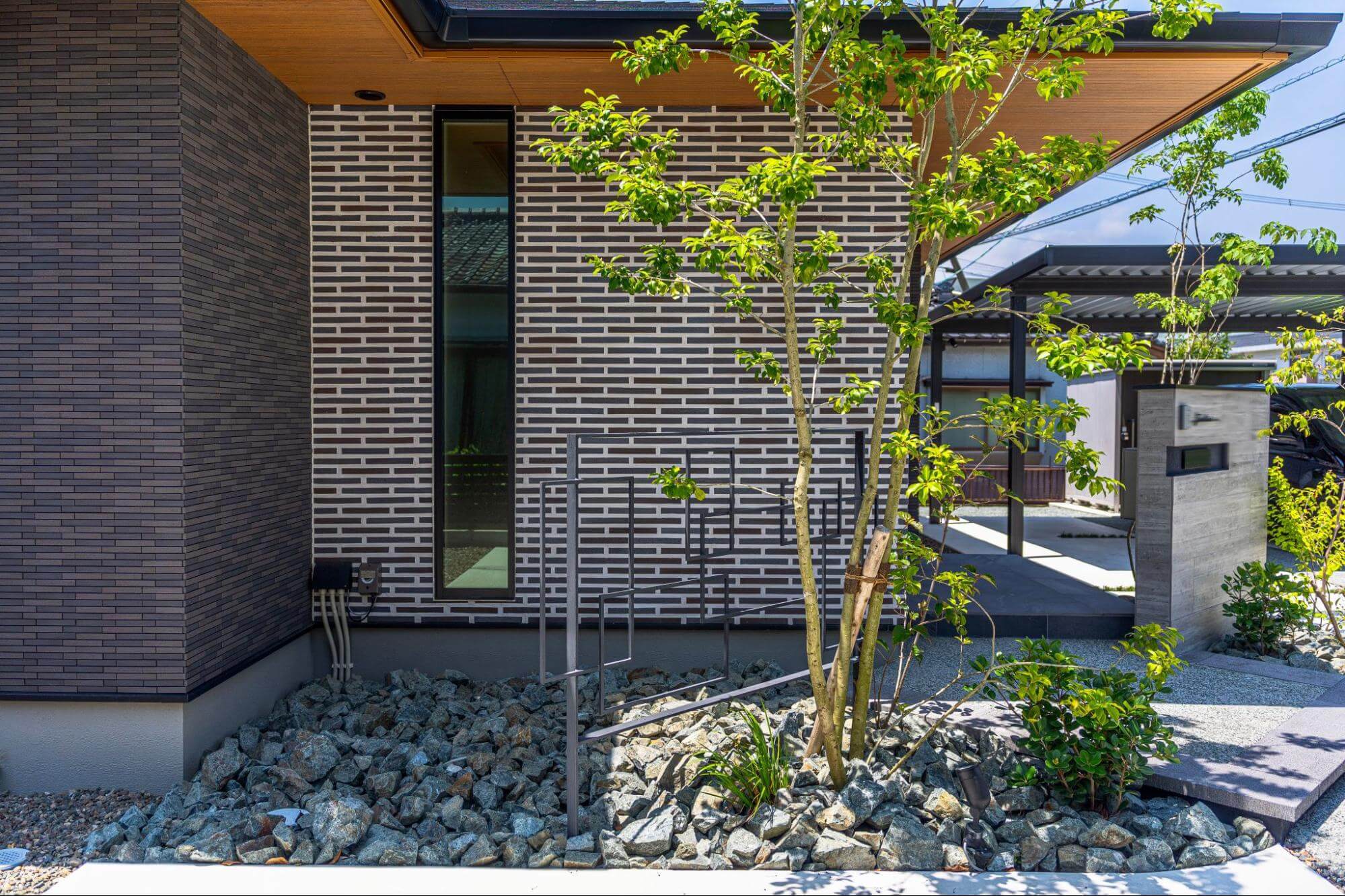 ▲2種類のタイルを使い、外観にメリハリを演出。室内には、アクセントである白枠のタイルのほうを採用しています。