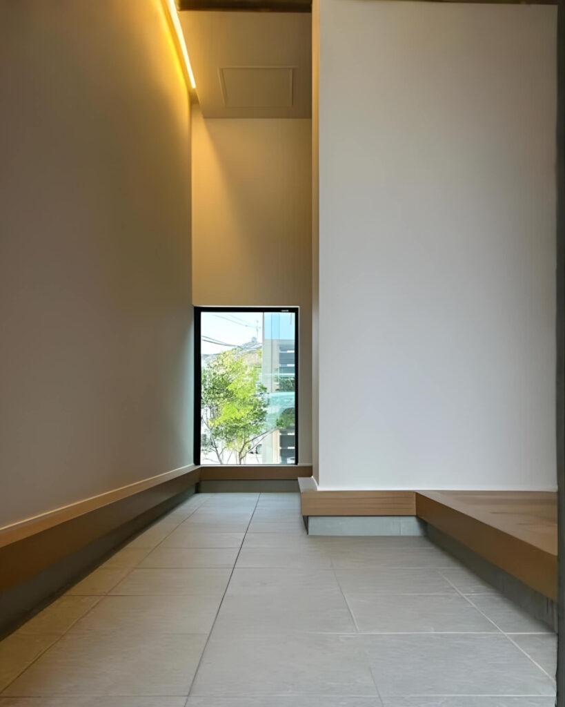 ▲奥側にシューズクロークを設けた玄関。土間を素足でも歩ける工夫を検討中だそう。
