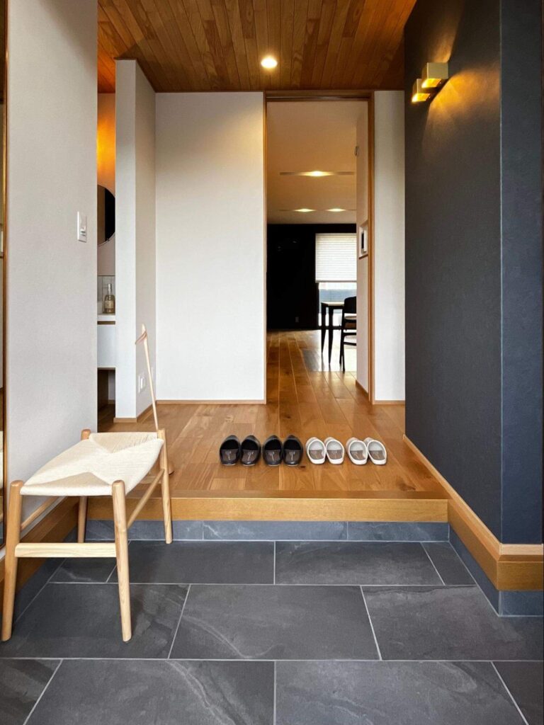 ▲木の天井や壁のブラケットランプなど、ゲストを迎える場所はインテリア性を意識。賢い家づくりのポイントです。
