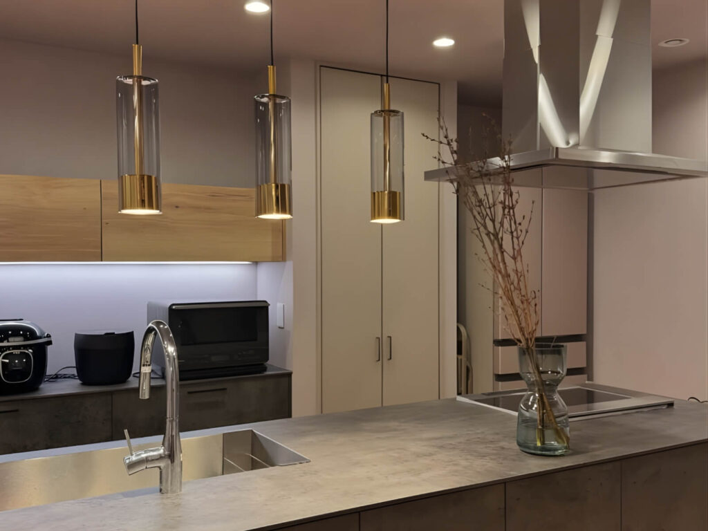 ▲キッチンのおしゃれな照明も奥さまチョイス。「KOIZUMI」の品だそうです。
