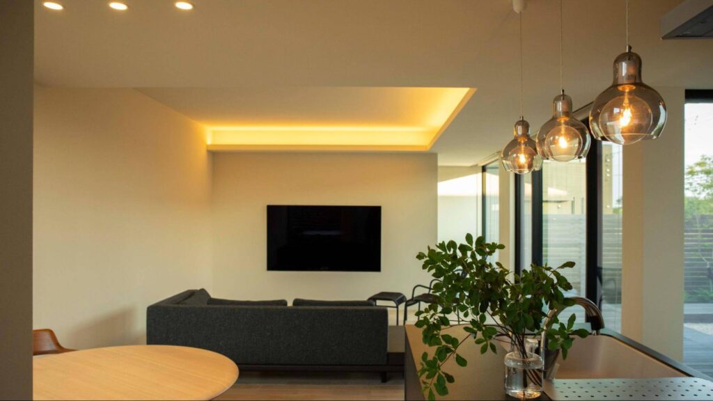 リビングはモノトーンを基調としたすっきりとしたデザイン