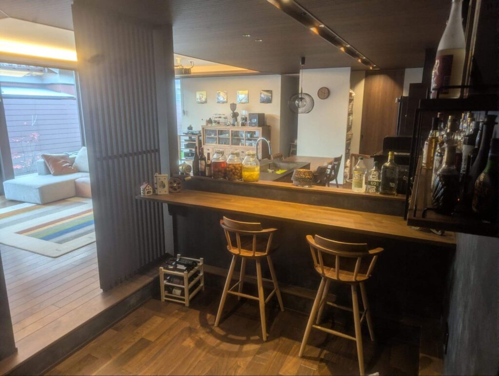 ▲家飲みに大活躍のカウンターバー。キッチン側にTさんが座り、友人たちと対面で飲むこともあるそう。