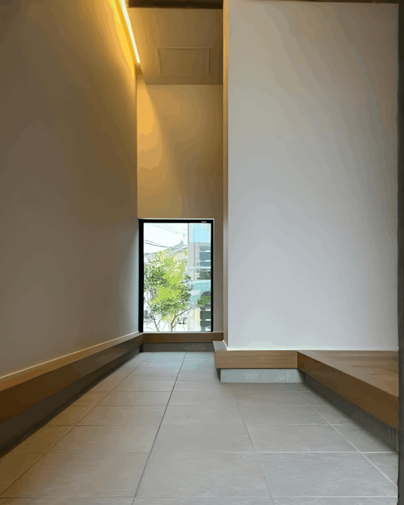 玄関にはシューズクロークを備え、ベビーカーも楽に出し入れできるゆとりある設計