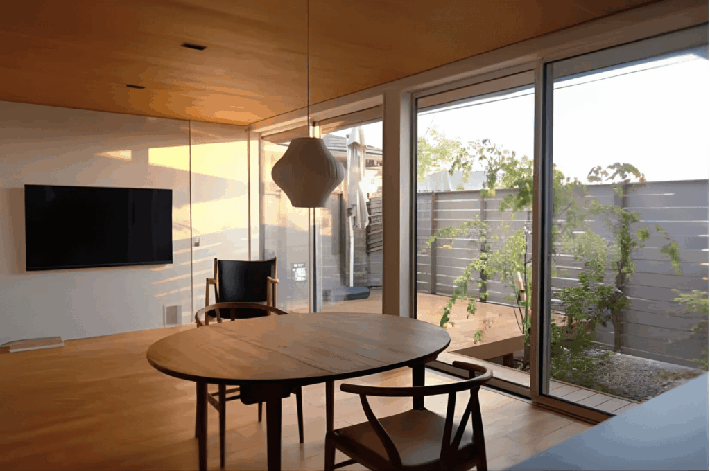 外と部屋の境界が曖昧なリビングは、庭から優しい光が入り込む