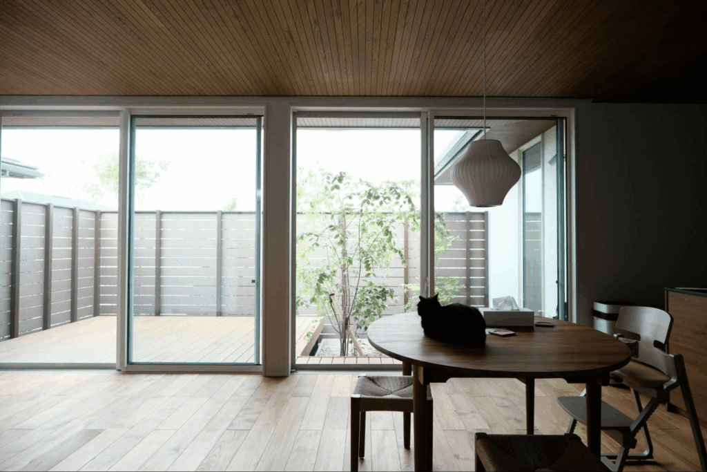 庭とリビングがひとつながりになるよう設計された間取りが印象的