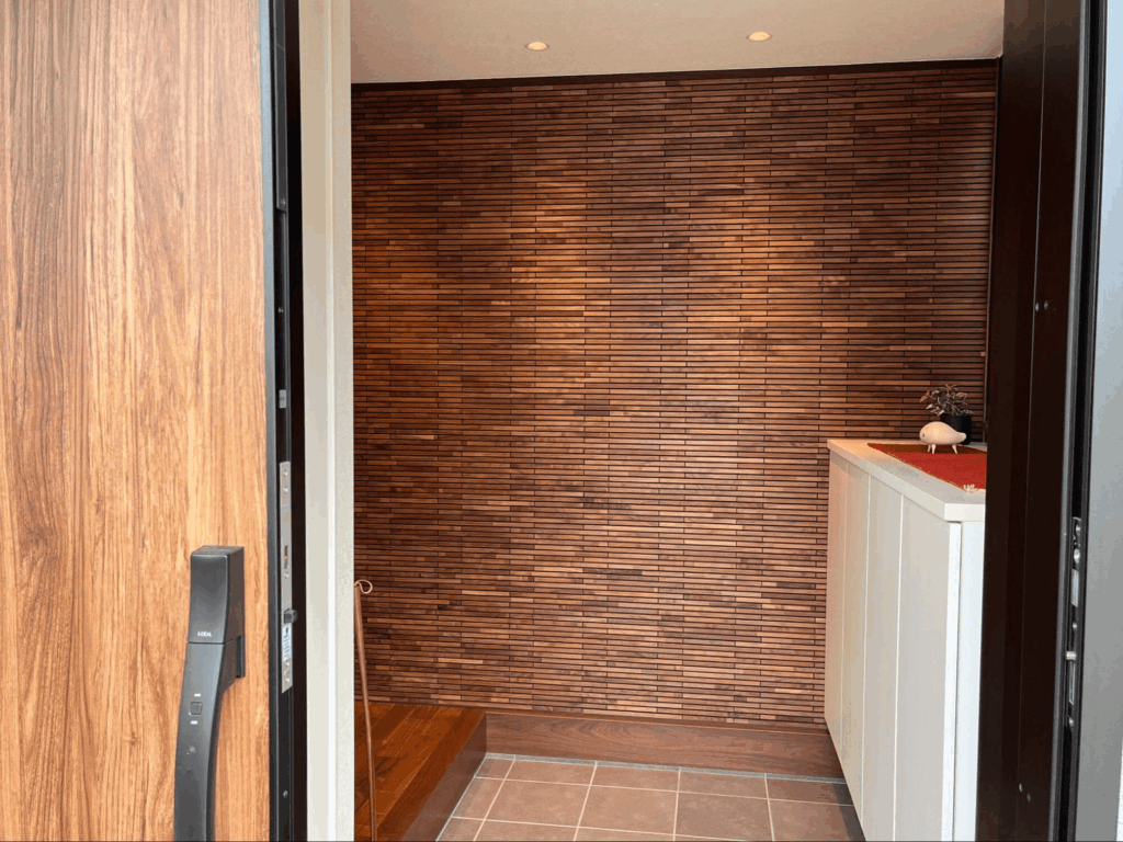 玄関ドアは自動ドア仕様。重い荷物を持っている時も開閉がスムーズで、高齢のご家族にも優しいつくり