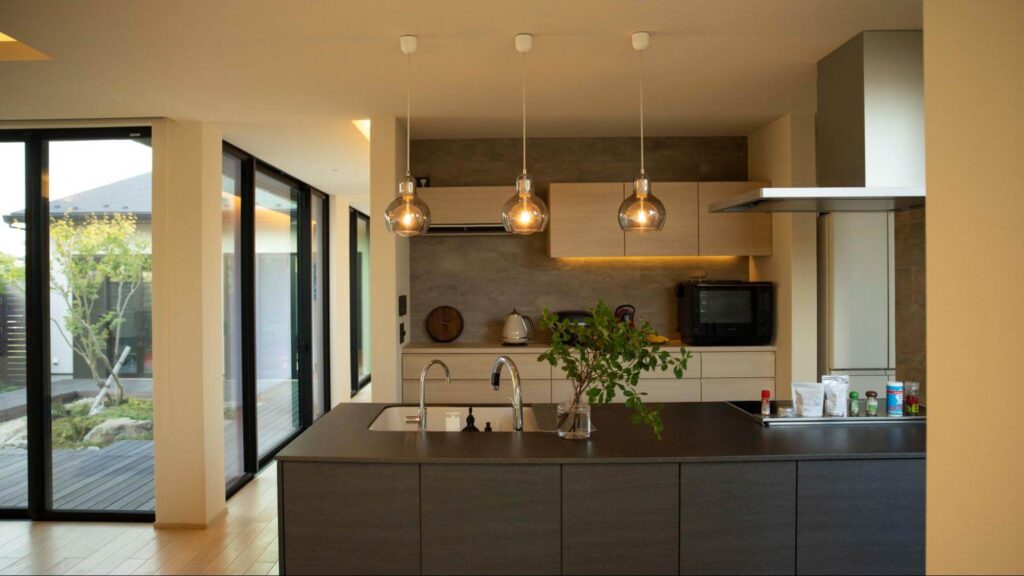 LDKはモノトーンでまとめられ、照明計画も含めて落ち着いた雰囲気