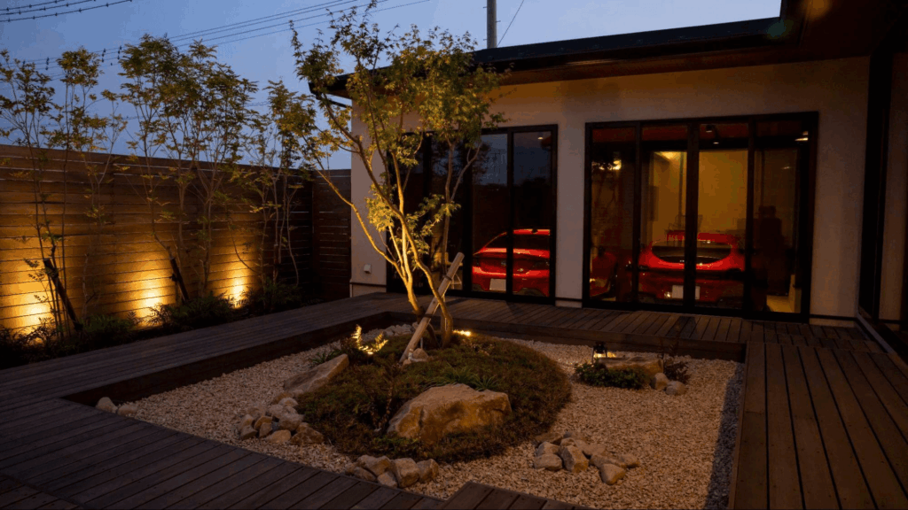 庭は夜になるとライトアップされ、昼間とは違う表情
