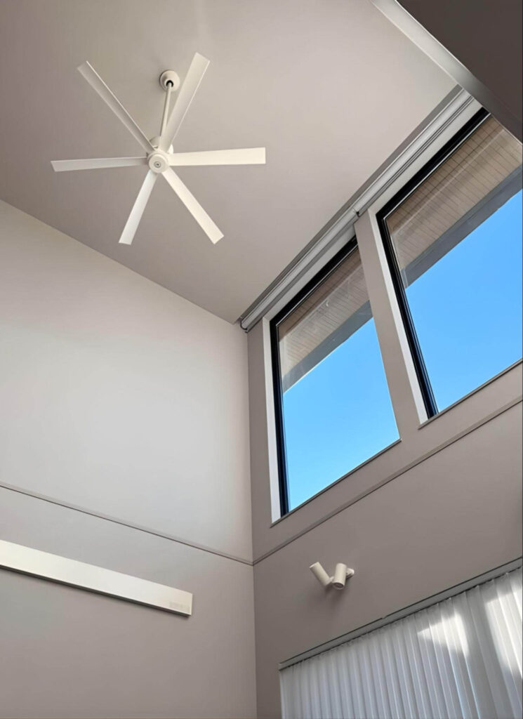 ▲吹き抜け&高窓の家は「寒い・暑いに悩むのでは？」と思われがち。ですが実際は快適そのものだそう。