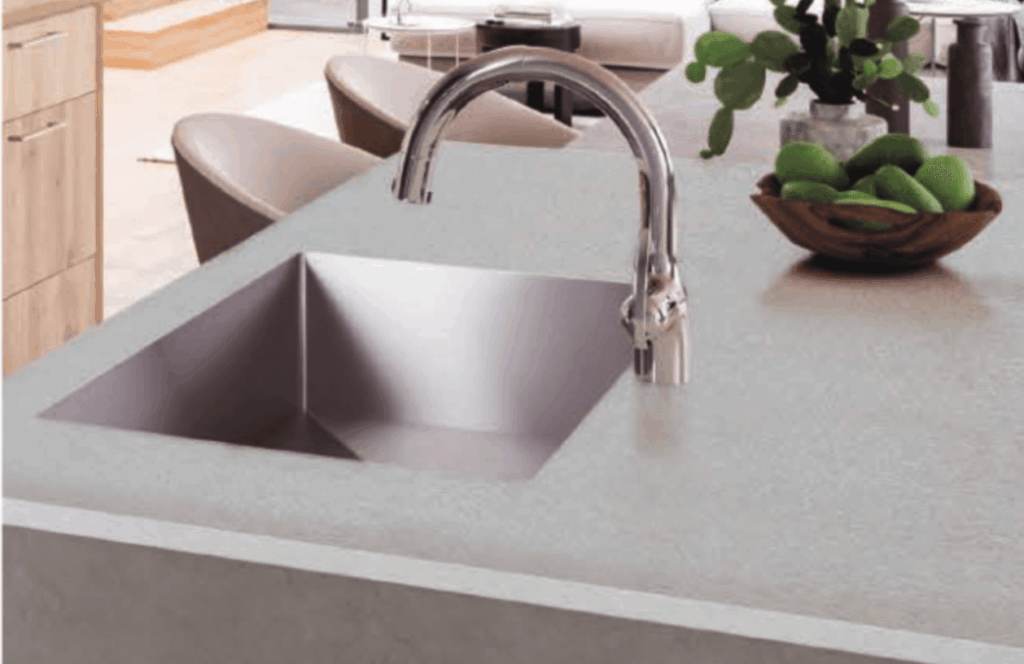 オーダーキッチンのようなスクエア型ステンレスシンクが印象的