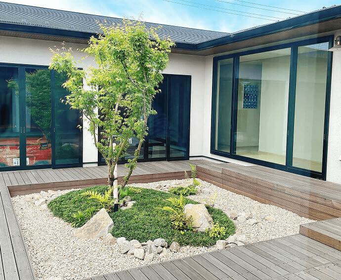 庭はぐるりと走れる動線でつくられ、わんちゃんがストレスなく遊べるよう配慮されている