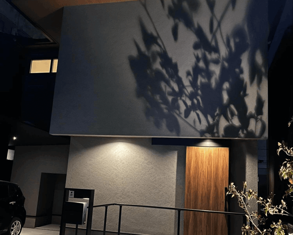 外壁はあえて装飾を抑え、余白の美しさを引き立てるシンプルなデザインが採用