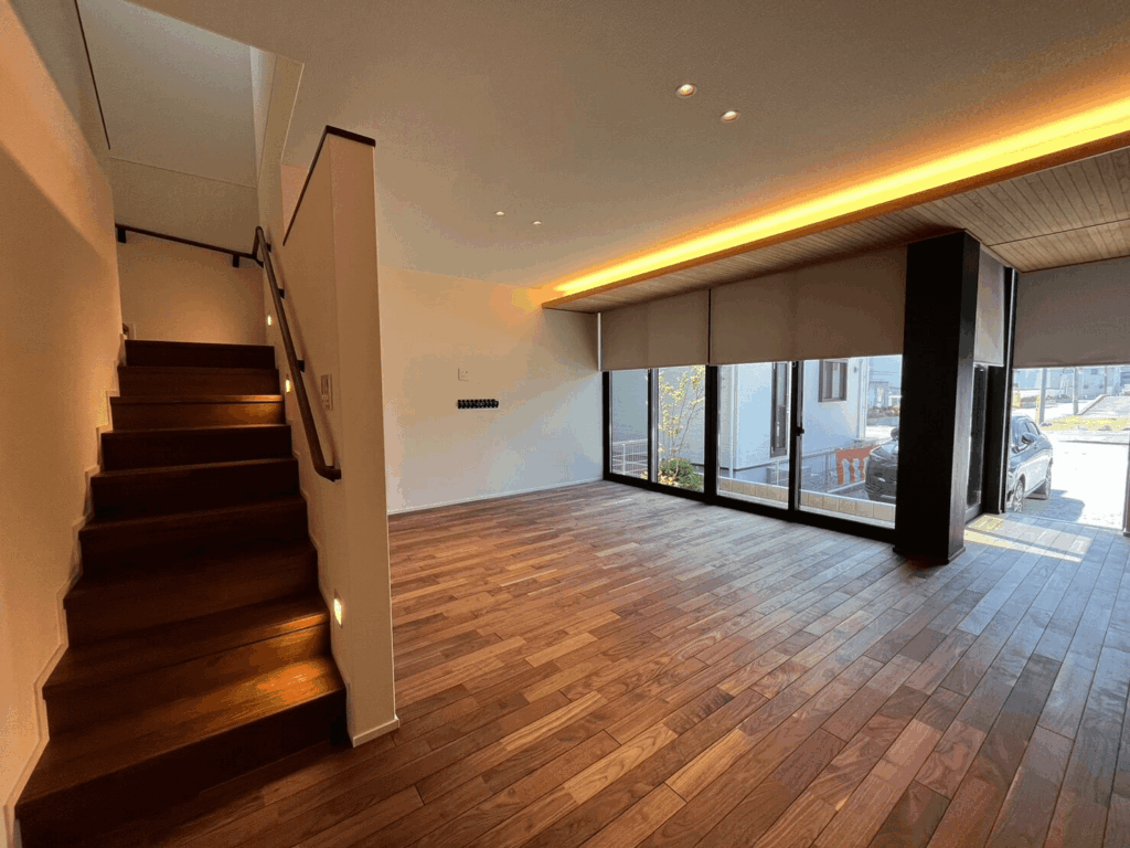 階段は段差が穏やかで、足腰への負担を軽減。夜間でも安心して移動できるよう、照明の配置にも細やかな配慮