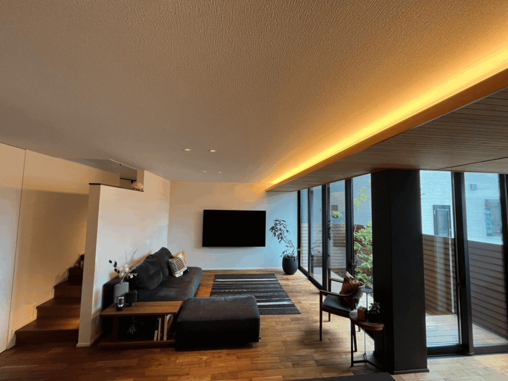 階段部分のくり抜き壁や折り下げ天井のコープ照明など、住友林業らしい柔らかな光と影の演出