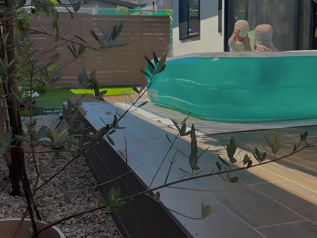 ▲タイルデッキはお子さんの外遊びスペース。温かい季節は大人がのんびり、ここでお酒やお茶を楽しむこともあります。