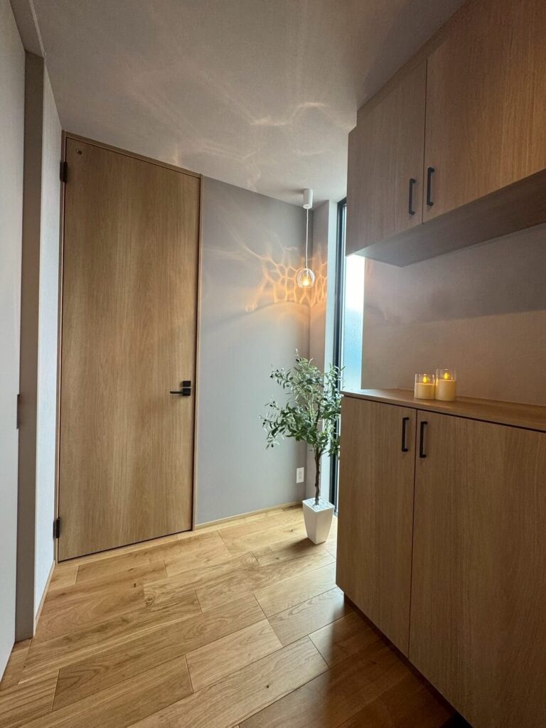 ▲どこかほっとする玄関。照明は「オーデリック」の品です。