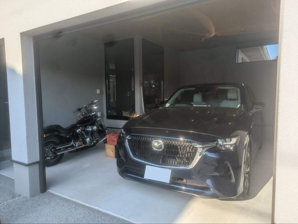 ▲愛車が並ぶガレージ。十分な広さを確保しており、いろいろな使い方ができそうです。