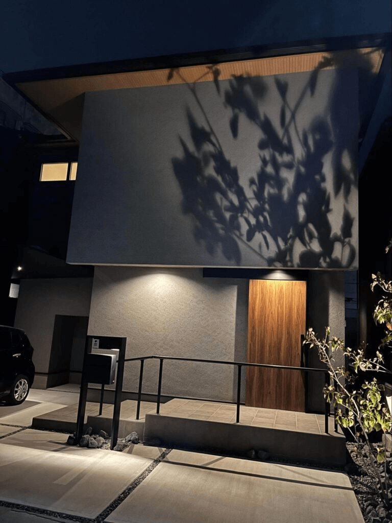 夕暮れ時に外壁へうつる植栽の影は、住まいそのものをアートのように見せてくれるポイント