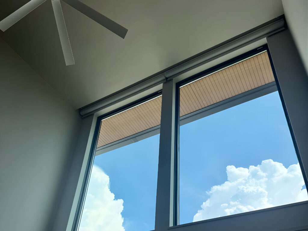 ▲吹き抜けの高窓から眺める空の景色は、ご夫婦のお気に入り。