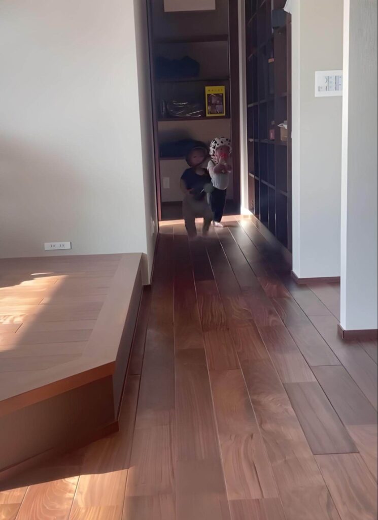 ▲わんぱく盛りな双子たち。子の成長に合わせた家づくりを、まだまだ模索中です。