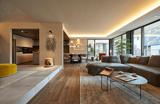 吹き抜けや玄関土間、レトロモダンなインテリアなど、「現代的でおしゃれ」なアイデアが随所に見られる展示場