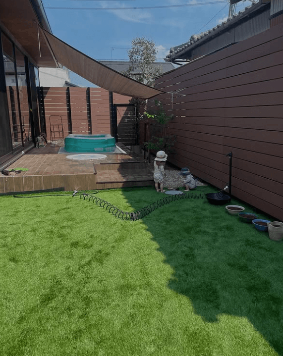 ▲人工芝はDIYで。タイルデッキの段差部分のクッション材に、Tさんのお子さんへの愛情が伺えます。