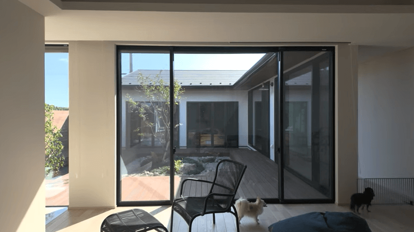 住まいは車を2台停められるガレージがあり、リビングからいつでも愛車が眺められる間取りを採用