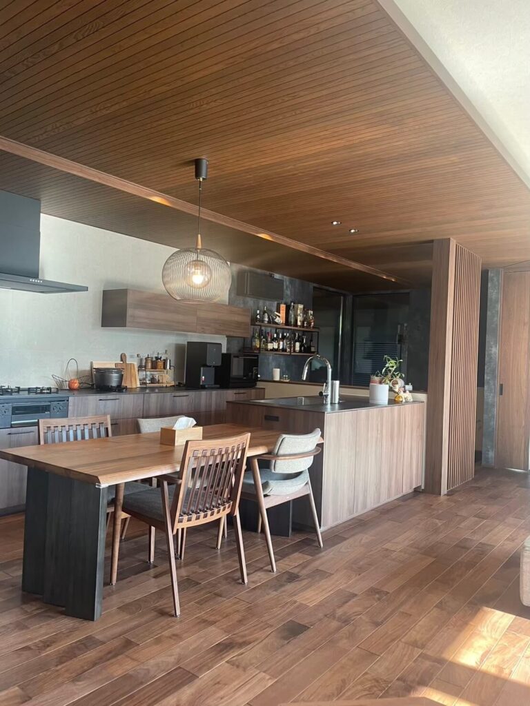 ▲温かな日差しが入るけれども、暑すぎず。一年を通して快適な住まいになりました。