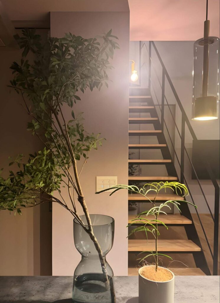 ▲夜になると雰囲気が変わるリビング。大人の空間としても、心地よい場所です。