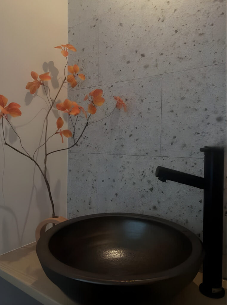 ▲ひとつずつ、ていねいに選んだ「ただいま手洗い」。こうしたコンパクトな空間にも、Wご夫婦のこだわりが詰まっています。