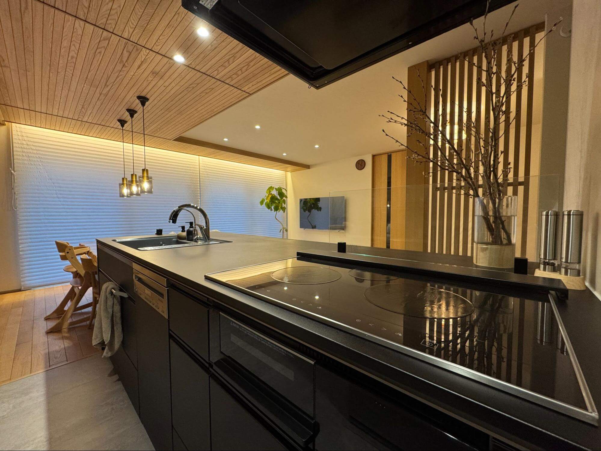 ▲軒天と高さを合わせた下がり天井。軒天とのつながりが伸びやかです。